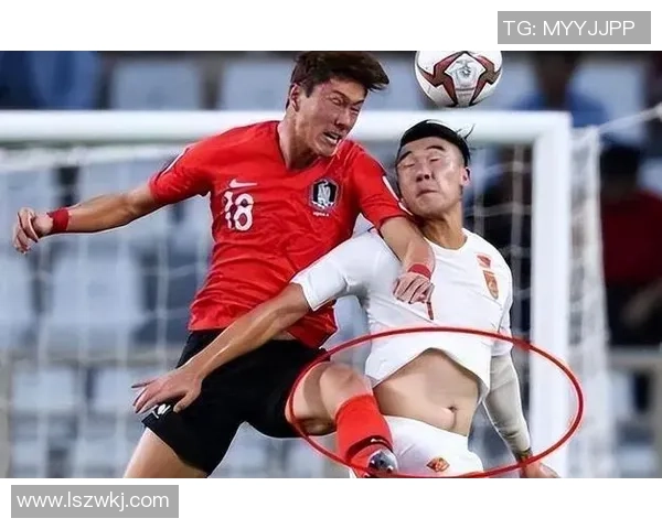 身体强壮的足球明星如何通过锻炼与饮食塑造完美体型与竞技状态